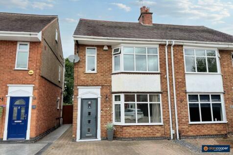 3 bedroom semi-detached house for sale