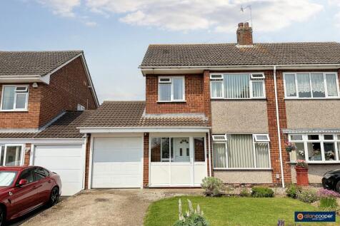 3 bedroom semi-detached house for sale