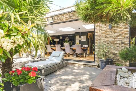 Slades Hill, Enfield 3 bed cottage for sale