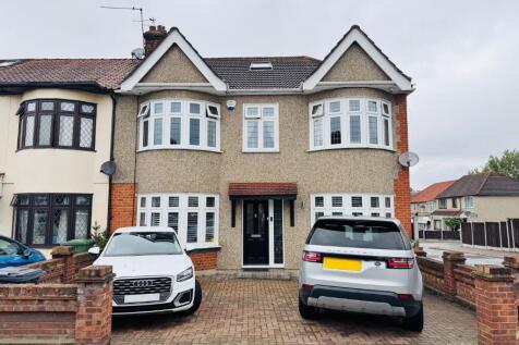 4 bedroom end of terrace house for sale