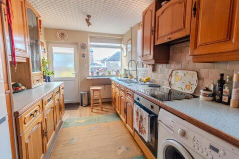 Yvonne Crescent, Carlton, Nottingham 3 bed semi