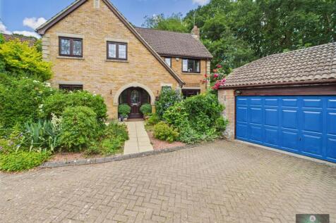 Tudor Close, Crawley RH10 4 bed detached house for sale