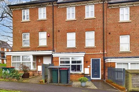 Stone Court, Worth RH10 4 bed townhouse for sale