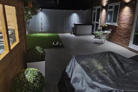 Chase Court Gardens, Enfield 2 bed flat for sale