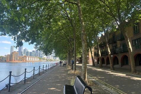 Greenland Quay, London, SE16 4 bed terraced house for sale