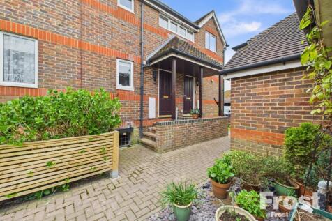 Straight Road, Old Windsor... 2 bed apartment for sale