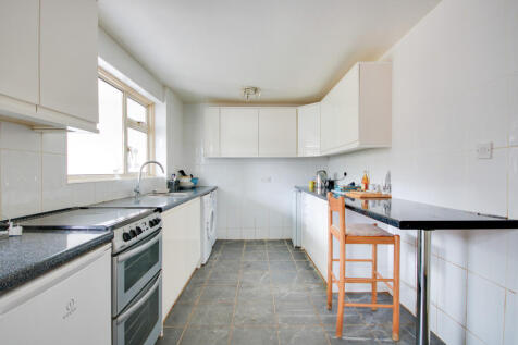 SHOLING! FREEHOLD! NO FORWARD CHAIN! 3 bed semi
