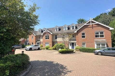Portsmouth Road, Camberley, GU15 2 bed apartment for sale