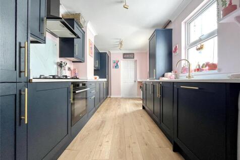 Livingstone Road, Gillingham, Kent, ME7 4 bed terraced house for sale