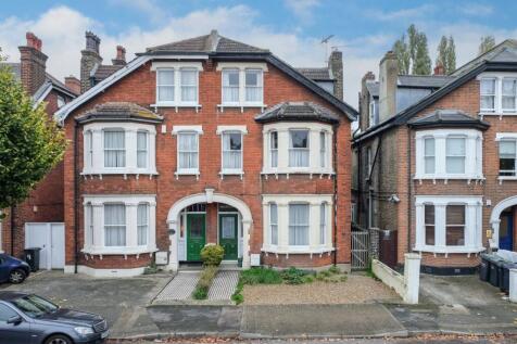 The Avenue, Gravesend, Kent, DA11 6 bed semi