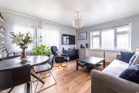 Lewis Court, Snelling Avenue... 2 bed flat for sale