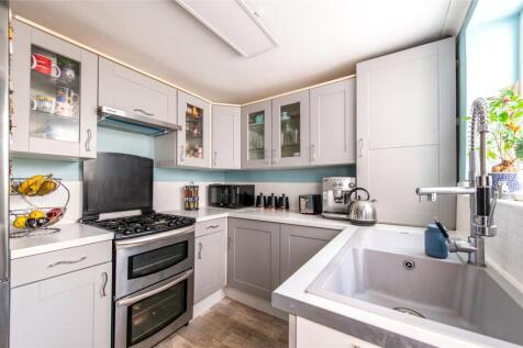 Raphael Road, Gravesend, Kent, DA12 2 bed terraced house for sale
