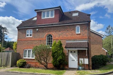 Fircroft Road, Englefield Green... 4 bed link detached house for sale