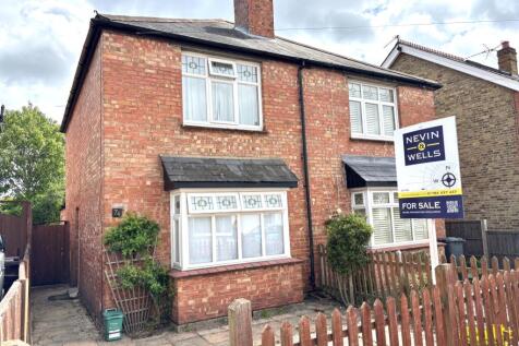 Harvest Road, Englefield Green... 2 bed semi