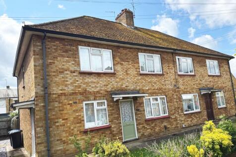 Cedar Court, Egham, Surrey, TW20 2 bed maisonette for sale