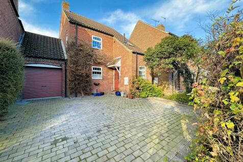 3 bedroom link detached house for sale