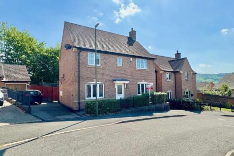 4 bedroom link detached house for sale