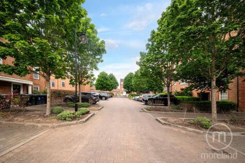 Marina Court, London N3 2 bed apartment for sale