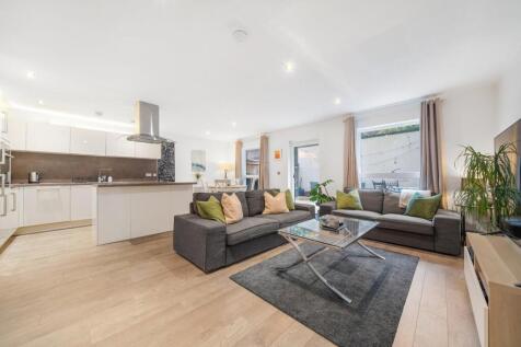 Bedford Road, SW4 2 bed flat for sale