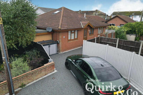 Zider Pass, Canvey Island, SS8 4 bed detached bungalow for sale