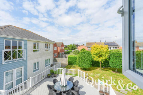 Long Road, Canvey Island, SS8 2 bed apartment for sale