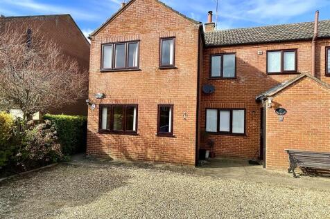 3 bedroom semi-detached house for sale