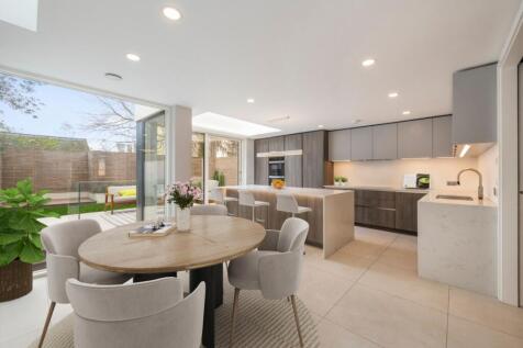 6 bedroom semi-detached house for sale