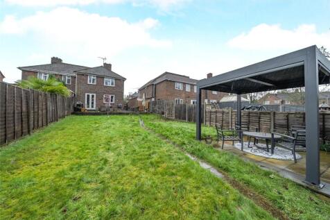 Copperfield Rise, Surrey KT15 3 bed semi