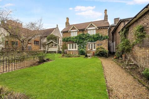 Church Square, Surrey TW17 4 bed detached house for sale