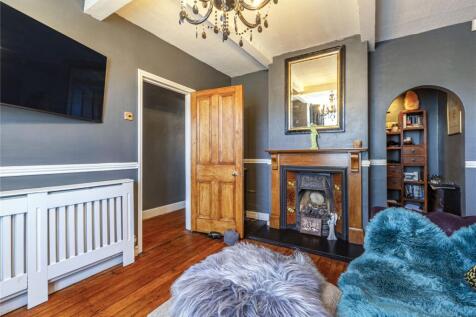 Eastworth Road, Chertsey KT16 3 bed semi