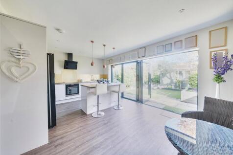 Dudley Close, Surrey KT15 3 bed bungalow for sale