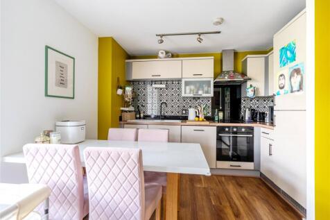 Brighton Road, Surrey KT15 2 bed flat for sale