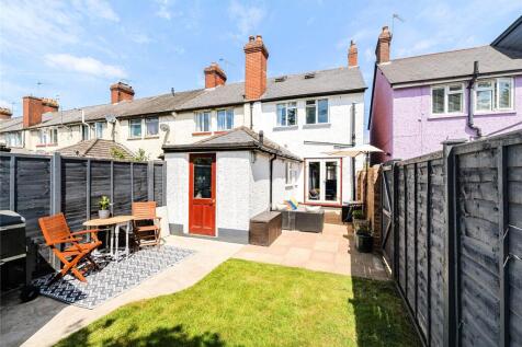 Alexandra Road, Surrey KT15 2 bed end of terrace house for sale