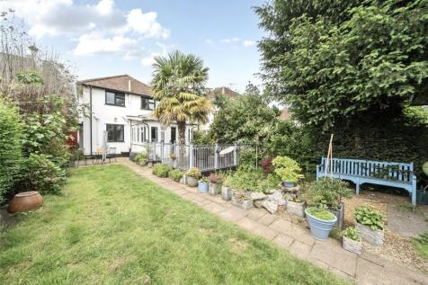 New Haw Road, Surrey KT15 3 bed detached house for sale