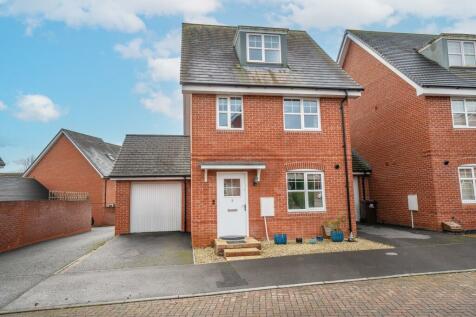 3 bedroom link detached house for sale