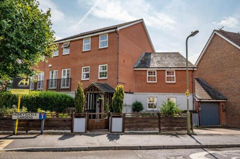 4 bedroom end of terrace house for sale