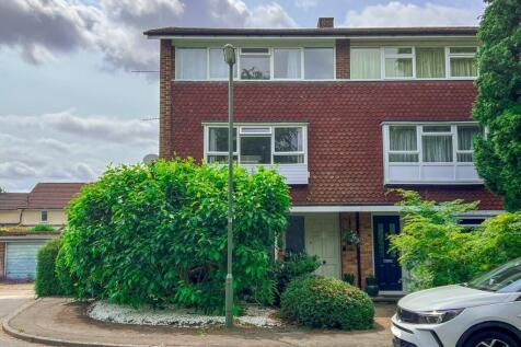 3 bedroom maisonette for sale
