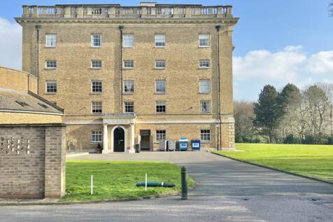 Thorndon Park, Brentwood CM13 3 bed apartment for sale