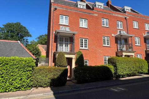 4 bedroom end of terrace house for sale