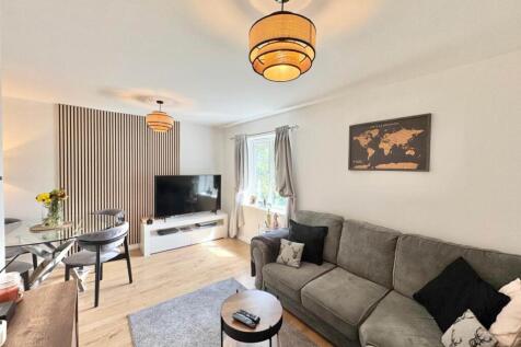 Wendover Gardens, Brentwood CM13 2 bed flat for sale