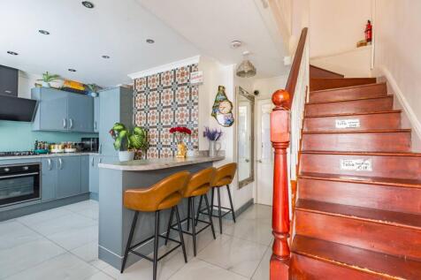 Crescent Rise, Wood Green, London, N22 4 bed maisonette for sale