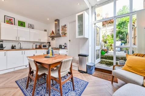 Parolles Road, Archway, London, N19 2 bed flat for sale