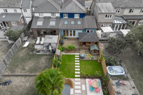 5 bedroom semi-detached house for sale