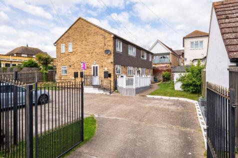 a Brookside, Hoo, Rochester 2 bed maisonette for sale