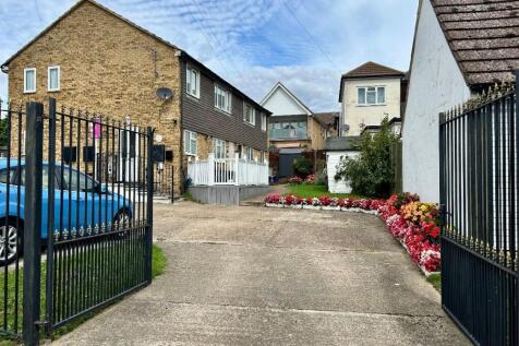 a Brookside, Hoo, Rochester 2 bed maisonette for sale