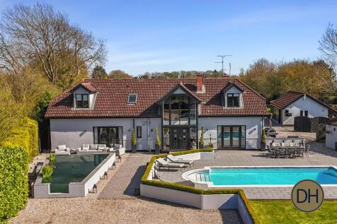 6 bedroom detached house for sale