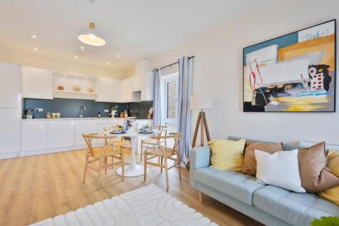 Arras Close, Kent CT19 2 bed apartment for sale