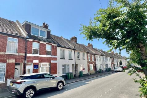 Mead Road, Kent CT19 4 bed terraced house for sale