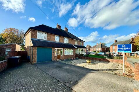 4 bedroom semi-detached house for sale