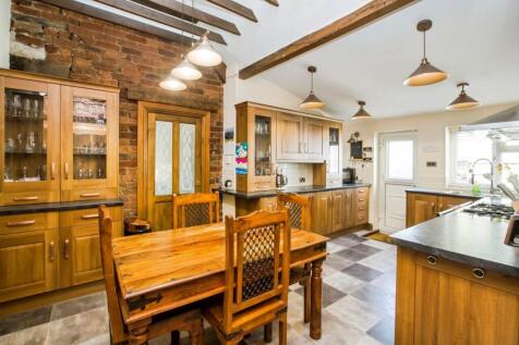 Chevinedge, West Yorkshire HX3 5 bed detached house for sale